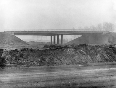 847534 Afbeelding van de aanleg van een viaduct in de T15 (de tertiaire provinciale weg Houten-Wijk bij Duurstede), bij ...